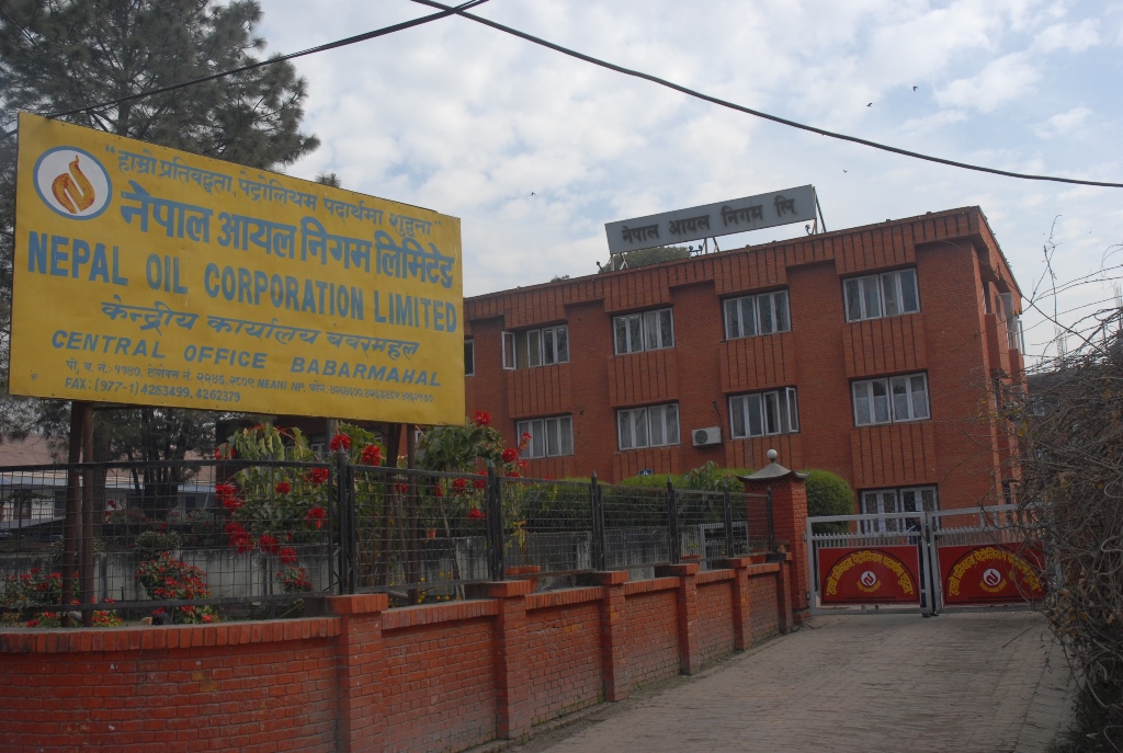 पेट्रोलको मूल्य प्रतिलिटर ११ र डिजेलको प्रतिलिटर ५ रुपैंयाले घट्यो